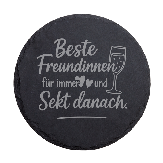 Runder schwarzer Schiefer-Untersetzer mit Spruch „Beste Freundinnen für immer und Sekt danach“ und Sektglas Motiv