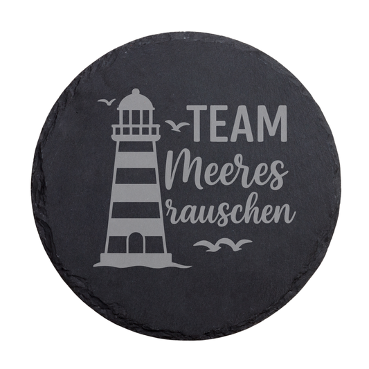 Runder schwarzer Schiefer-Untersetzer mit Team Meeresrauschen Schriftzug und maritimem Leuchtturm