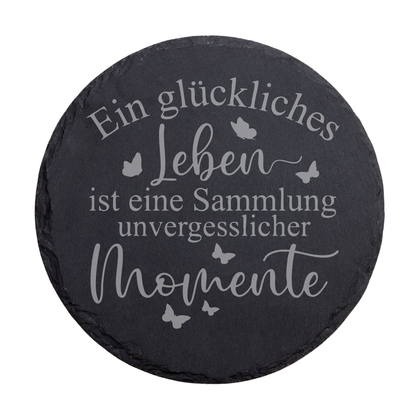 Runder schwarzer Schiefer-Untersetzer mit dem Spruch über glückliches Leben und unvergessliche Momente sowie Schmetterlingsmotiven