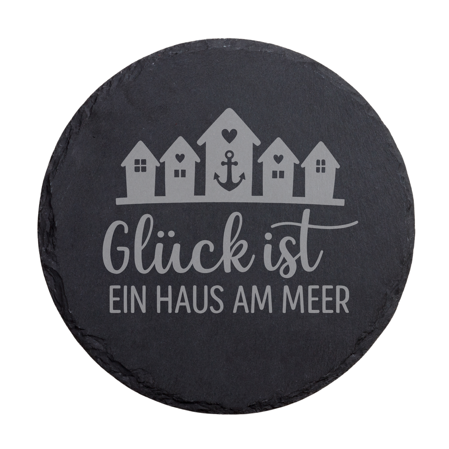 Runder schwarzer Schiefer-Untersetzer mit maritimem Spruch „Glück ist ein Haus am Meer“ und Küstenhaus-Motiv