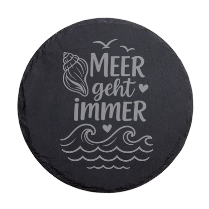 Runder schwarzer Schiefer-Untersetzer mit maritimem Spruch „Meer geht immer“, Muschel und Herzdetail