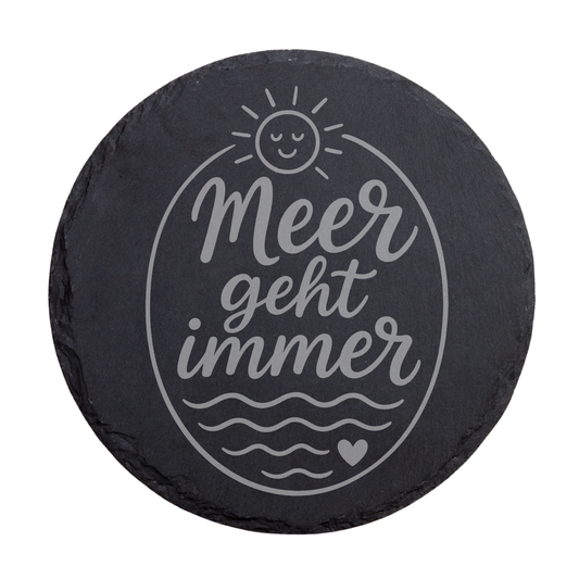 Runder schwarzer Schiefer-Untersetzer mit maritimem Spruch „Meer geht immer“, lächelnder Sonne und Wellen