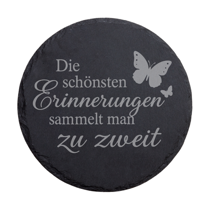 Runder schwarzer Schiefer-Untersetzer mit romantischem Spruch „Die schönsten Erinnerungen sammelt man zu zweit“