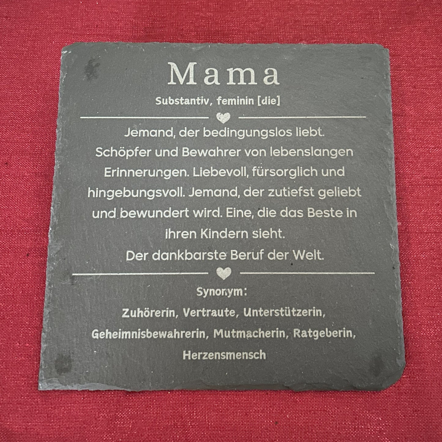 Gravierte Schieferplatte Mama mit Definition und Herz Symbol