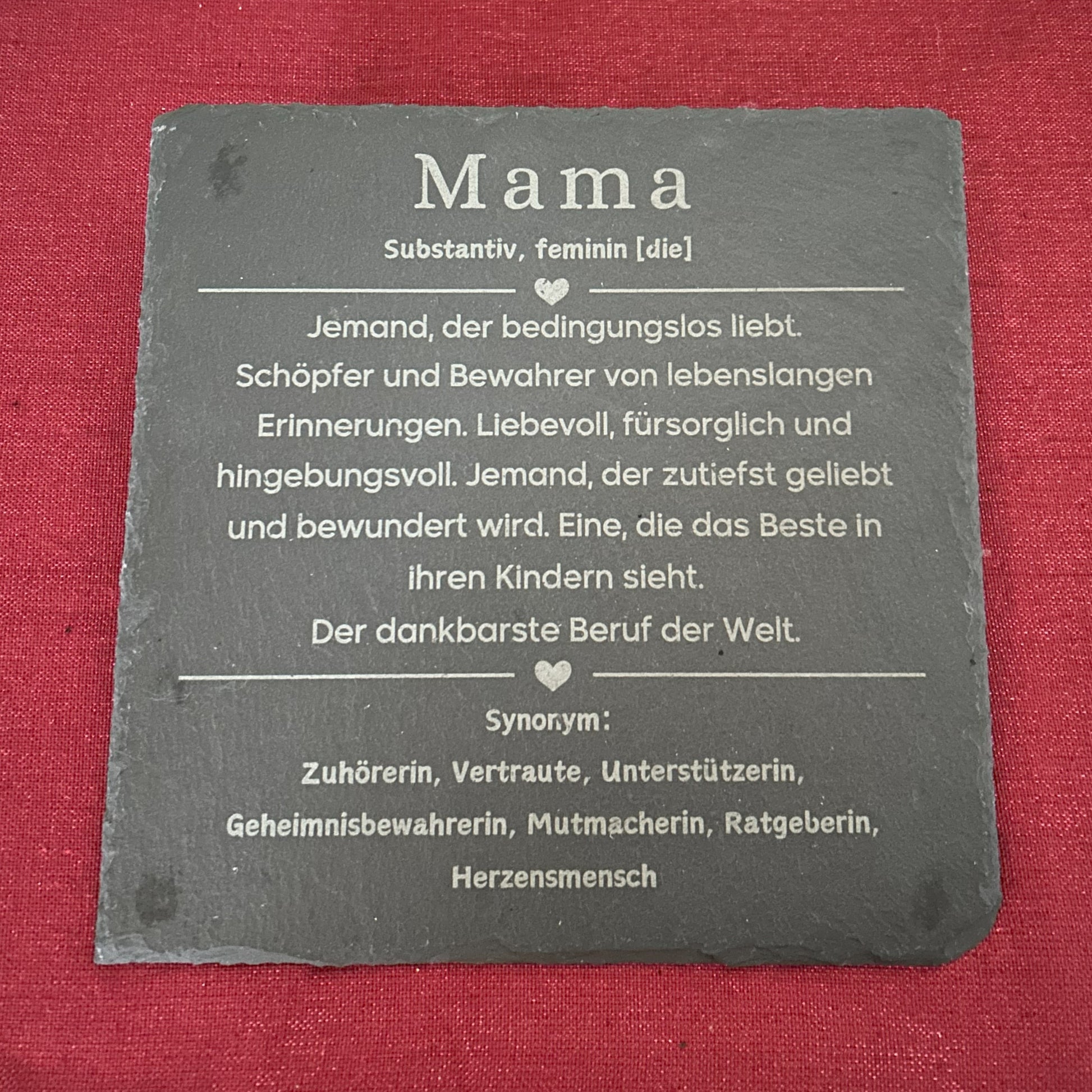Gravierte Schieferplatte Mama mit Definition und Herz Symbol