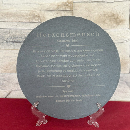 Lasergravur Herzensmensch auf runder Schieferplatte Nahaufnahme