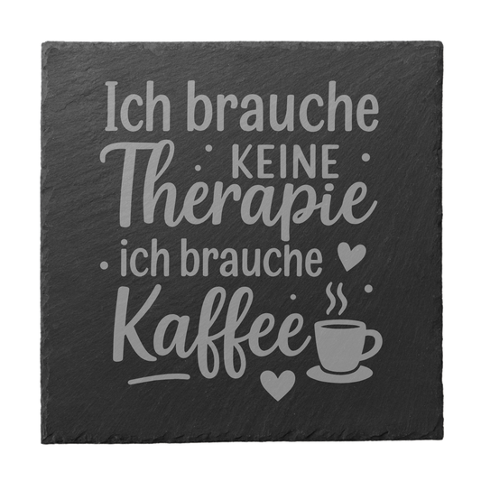 Gravierter Schiefer Untersetzer mit Spruch „Ich brauche keine Therapie ich brauche Kaffee“ quadratisch