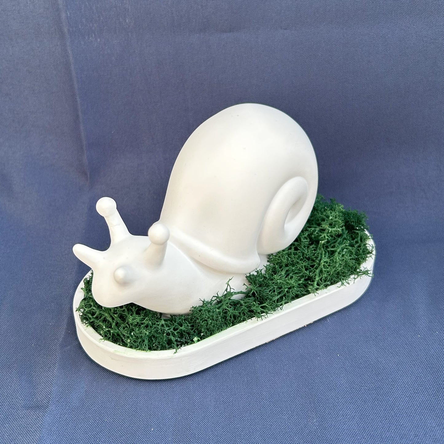 Keramik-Schnecke auf Moossockel