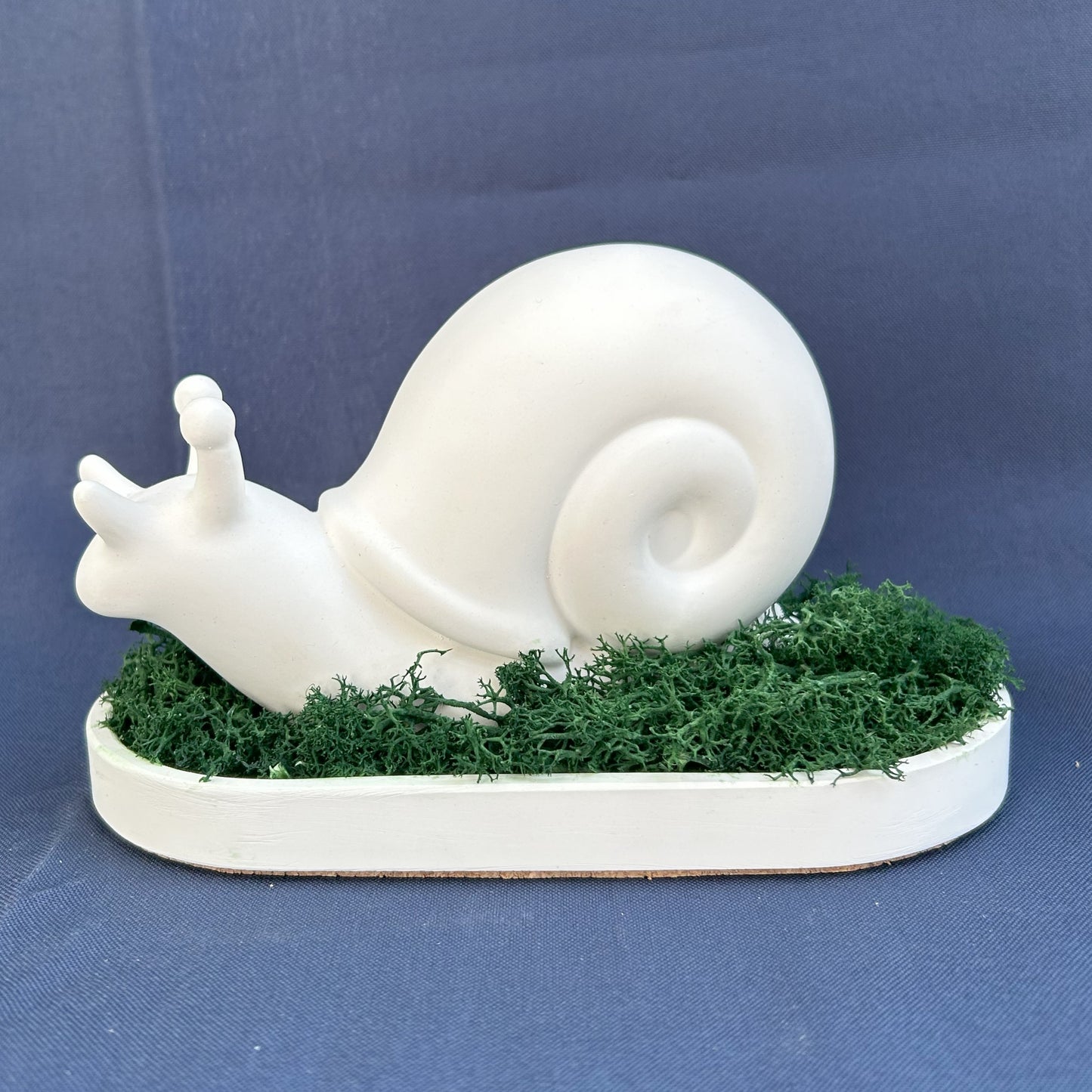 Keramik-Schnecke auf Moossockel