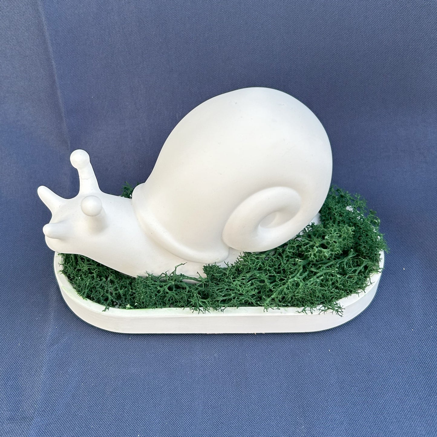 Keramik-Schnecke auf Moossockel