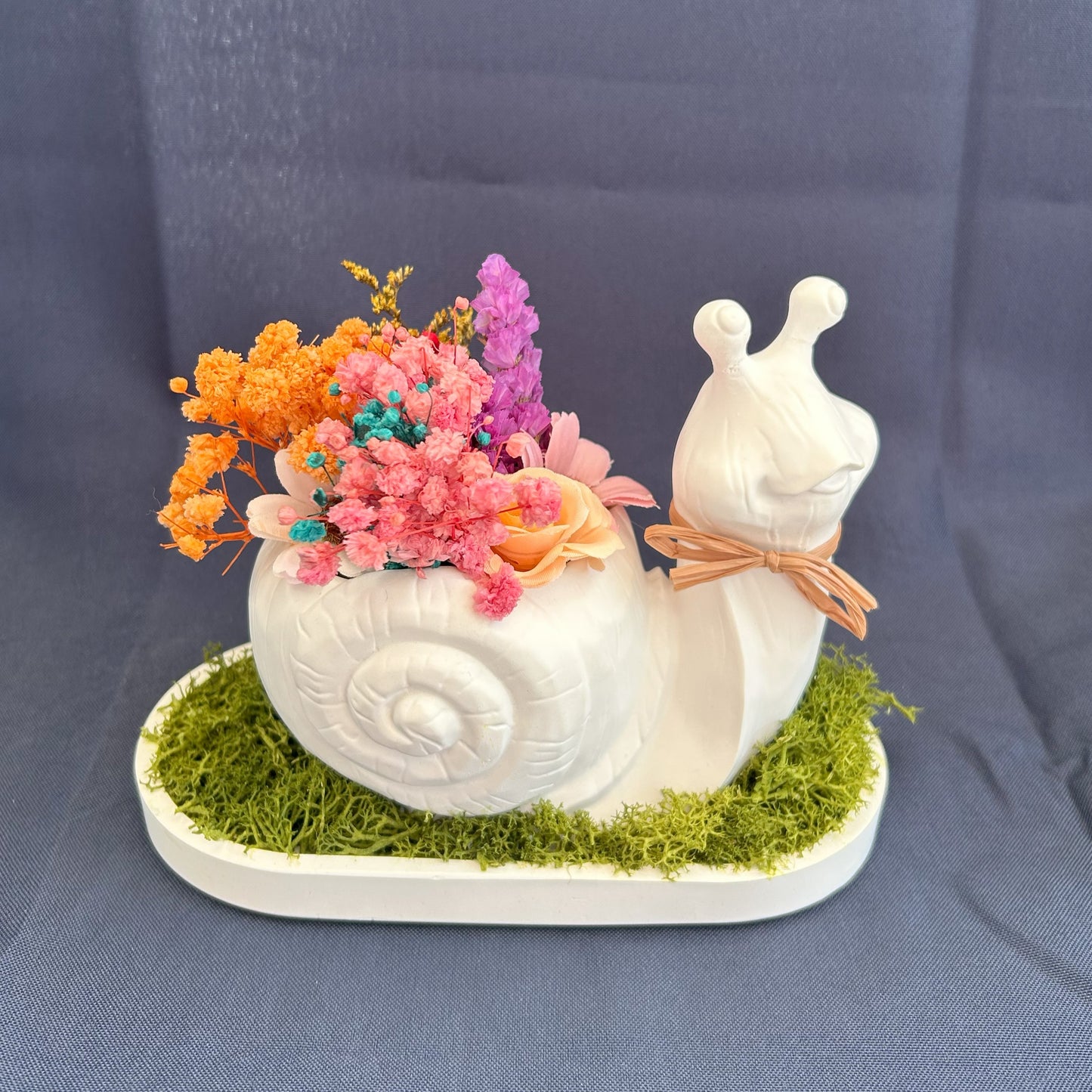 Keramik-Schnecke mit Trockenblumen