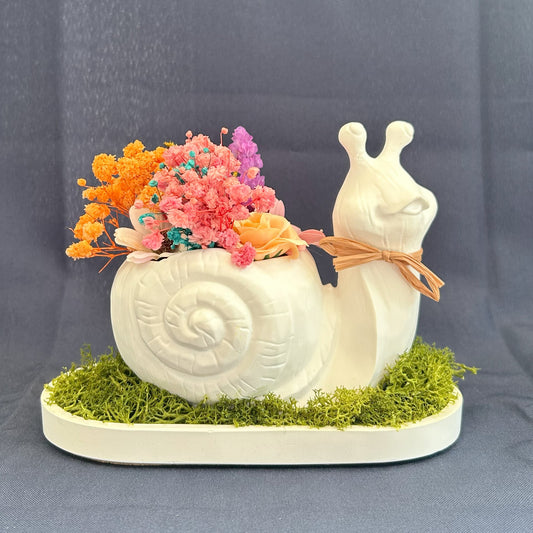 Keramik-Schnecke mit Trockenblumen