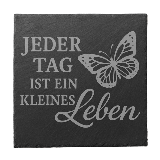 Schwarzer eckiger Schiefer-Untersetzer mit Gravur „Jeder Tag ist ein kleines Leben“ und Schmetterling
