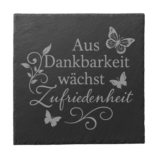 Schwarzer quadratischer Schiefer-Untersetzer mit Gravur „Aus Dankbarkeit wächst Zufriedenheit“ und Schmetterlingen