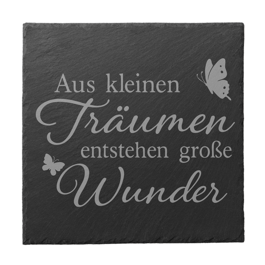 Schwarzer quadratischer Schiefer-Untersetzer mit Gravur „Aus kleinen Träumen entstehen große Wunder“ und Schmetterlingsmotiv