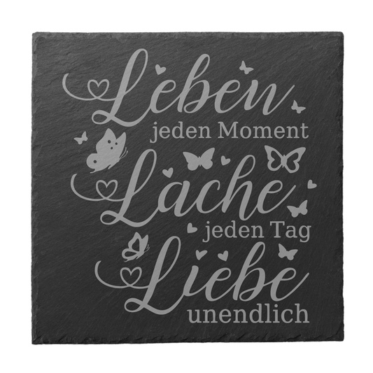 Schwarzer quadratischer Schiefer-Untersetzer mit Gravur „Lebe jeden Moment, lache jeden Tag, liebe unendlich“ und Herz- sowie Schmetterlingsmotiven