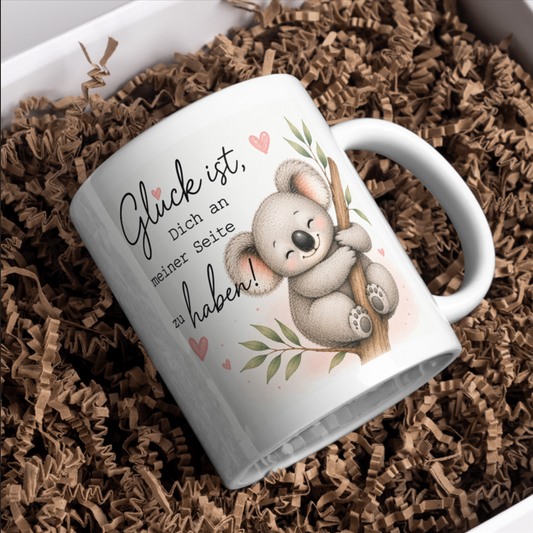 Glück ist, Dich an meiner Seite zu haben Tasse – Süßer Koala auf Ast | Liebevolle Geschenkidee für Herzensmenschen