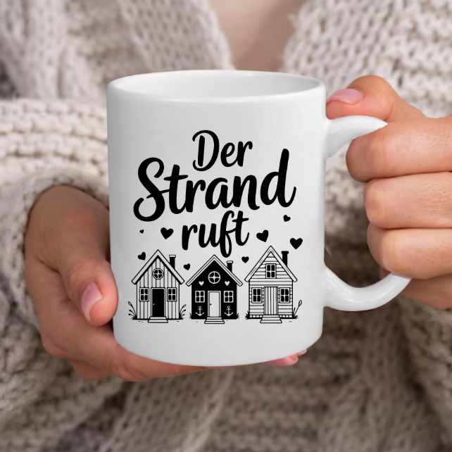 Der Strand ruft Tasse – Maritime Keramiktasse mit Strandhäusern | Nordsee Geschenk | Ostsee Becher | Küstenliebe | Meer Tasse