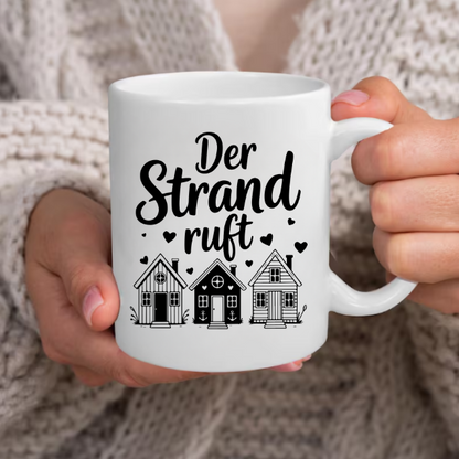 Der Strand ruft Tasse – Maritime Keramiktasse mit Strandhäusern | Nordsee Geschenk | Ostsee Becher | Küstenliebe | Meer Tasse
