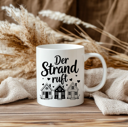 Der Strand ruft Tasse – Maritime Keramiktasse mit Strandhäusern | Nordsee Geschenk | Ostsee Becher | Küstenliebe | Meer Tasse