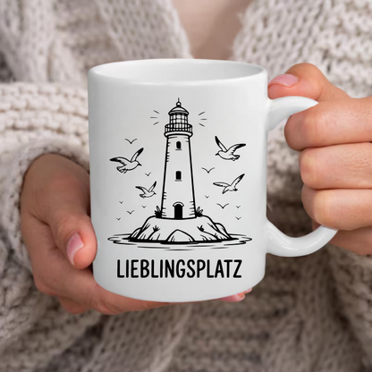 Leuchtturm Lieblingsplatz Tasse – Maritime Keramiktasse mit Leuchtturm | Geschenk für Meerliebhaber & Küstenfans