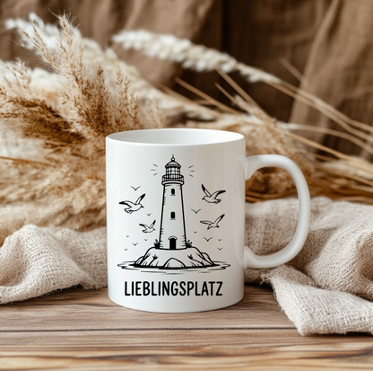 Leuchtturm Lieblingsplatz Tasse – Maritime Keramiktasse mit Leuchtturm | Geschenk für Meerliebhaber & Küstenfans