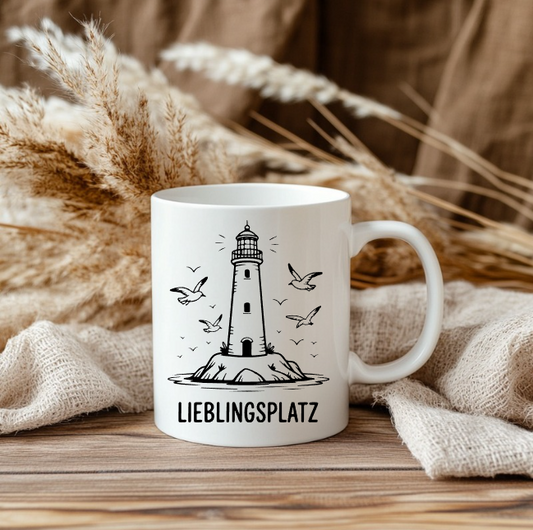 Leuchtturm Lieblingsplatz Tasse – Maritime Keramiktasse mit Leuchtturm | Geschenk für Meerliebhaber & Küstenfans