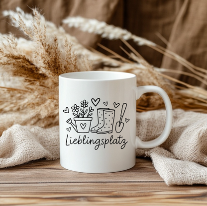 Lieblingsplatz Garten Tasse – Gartenliebhaber Geschenk | Gärtner Tasse mit Blumentopf & Gummistiefeln | Garten Deko Becher