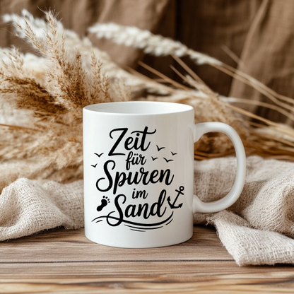 Zeit für Spuren im Sand Tasse – Maritime Keramiktasse mit Spruch | Geschenk für Strandliebhaber & Meerfans
