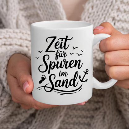 Zeit für Spuren im Sand Tasse – Maritime Keramiktasse mit Spruch | Geschenk für Strandliebhaber & Meerfans