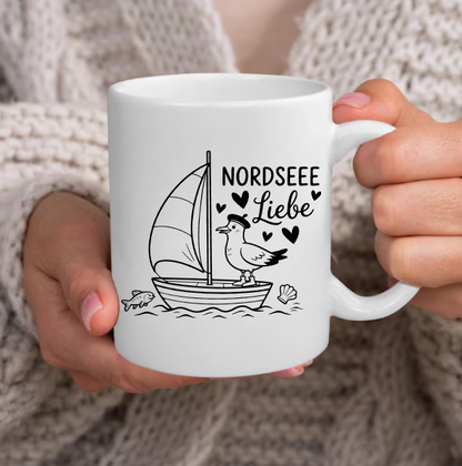 Nordsee Liebe Tasse – Maritime Keramiktasse mit Segelboot & Möwe | Nordsee Geschenk | Ostsee Becher | Küstenliebe | Meer Tasse