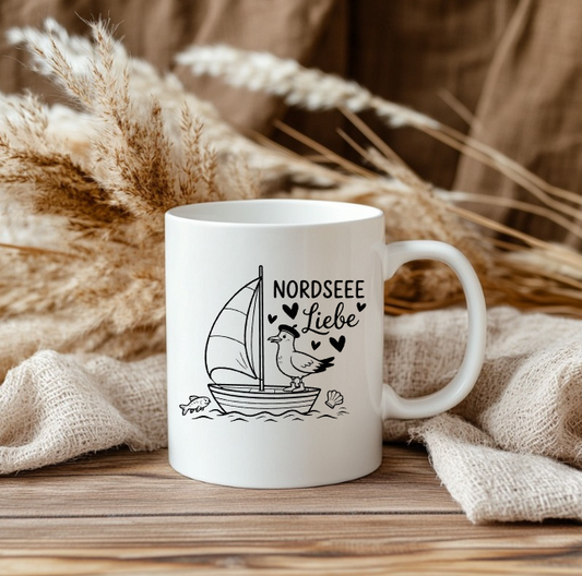 Nordsee Liebe Tasse – Maritime Keramiktasse mit Segelboot & Möwe | Nordsee Geschenk | Ostsee Becher | Küstenliebe | Meer Tasse