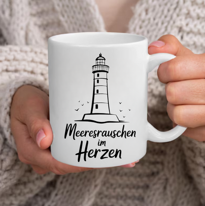 Meeresrauschen im Herzen Tasse – Leuchtturm Keramiktasse | Maritime Kaffeetasse | Nordsee Ostsee Geschenk | Küstenliebe | Meer Fan Becher