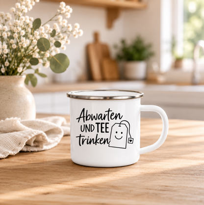 Abwarten und Tee trinken | Emaille Tasse I Lustige Tee Tasse | Geschenk für Teeliebhaber | Minimalistische Camping Tasse | 350 ml