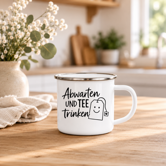 Abwarten und Tee trinken | Emaille Tasse I Lustige Tee Tasse | Geschenk für Teeliebhaber | Minimalistische Camping Tasse | 350 ml