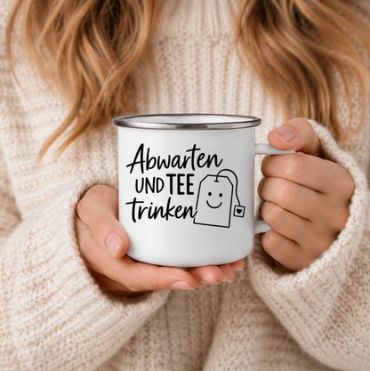 Abwarten und Tee trinken | Emaille Tasse I Lustige Tee Tasse | Geschenk für Teeliebhaber | Minimalistische Camping Tasse | 350 ml