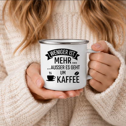Weniger ist mehr außer es geht um Kaffee | Lustige Kaffeetasse | Geschenk für Kaffeeliebhaber | Camping Becher Emaille Tasse