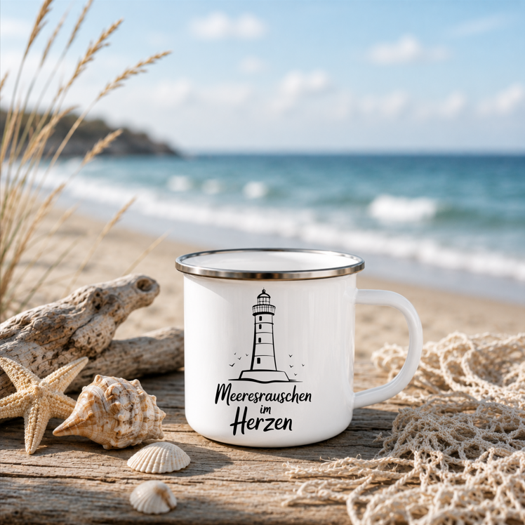 Meeresrauschen im Herzen | Maritime Tasse mit Leuchtturm | Nordsee Ostsee Geschenk | Camping Becher 350 ml Emaille Tasse