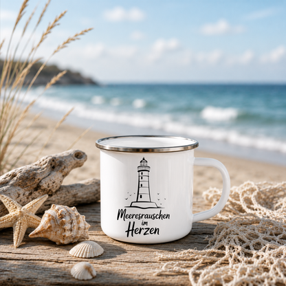 Meeresrauschen im Herzen | Maritime Tasse mit Leuchtturm | Nordsee Ostsee Geschenk | Camping Becher 350 ml Emaille Tasse