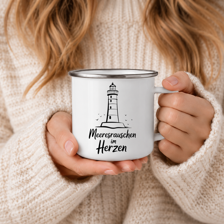 Meeresrauschen im Herzen | Maritime Tasse mit Leuchtturm | Nordsee Ostsee Geschenk | Camping Becher 350 ml Emaille Tasse