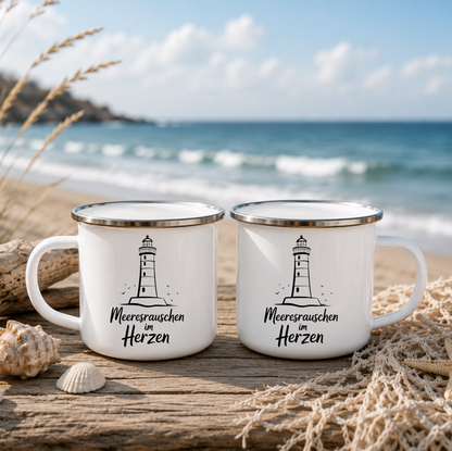 Meeresrauschen im Herzen | Maritime Tasse mit Leuchtturm | Nordsee Ostsee Geschenk | Camping Becher 350 ml Emaille Tasse