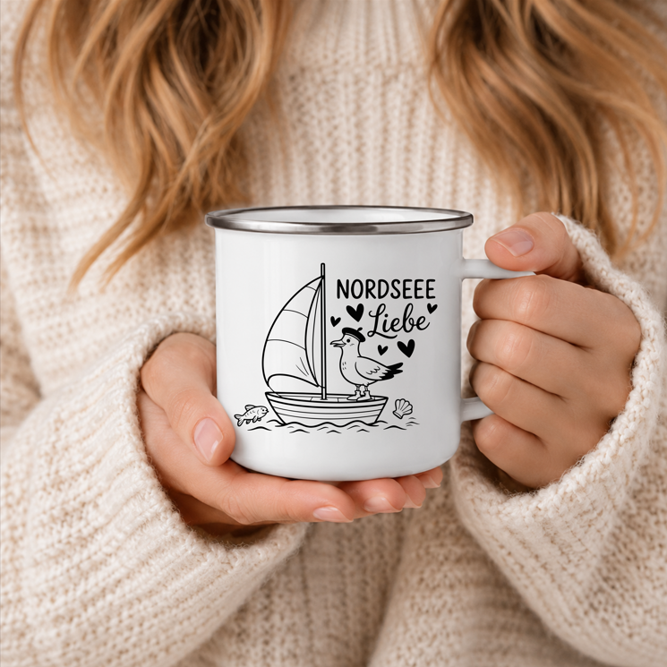 Nordsee Liebe | Maritime Tasse mit Segelboot & Möwe | Nordsee Geschenk | Ostsee | Camping Becher 350 ml Emaille Tasse