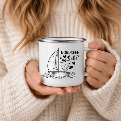 Nordsee Liebe | Maritime Tasse mit Segelboot & Möwe | Nordsee Geschenk | Ostsee | Camping Becher 350 ml Emaille Tasse