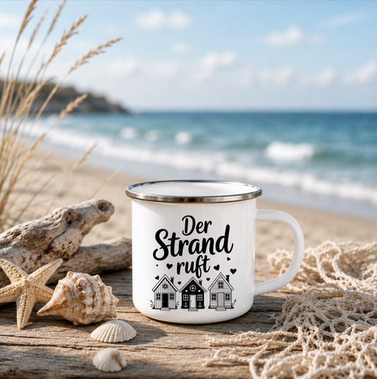 Der Strand ruft | Maritime Tasse mit Strandhäusern | Nordsee Ostsee Geschenk | Camping Becher 350 ml Emaille Tasse
