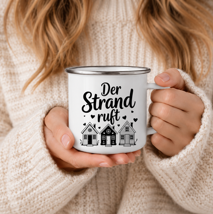 Der Strand ruft | Maritime Tasse mit Strandhäusern | Nordsee Ostsee Geschenk | Camping Becher 350 ml Emaille Tasse