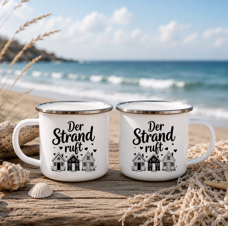 Der Strand ruft | Maritime Tasse mit Strandhäusern | Nordsee Ostsee Geschenk | Camping Becher 350 ml Emaille Tasse