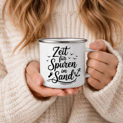 Zeit für Spuren im Sand | Maritime Tasse Strand Meer | Nordsee Ostsee Geschenk | Camping Becher 350 ml Emaille Tasse