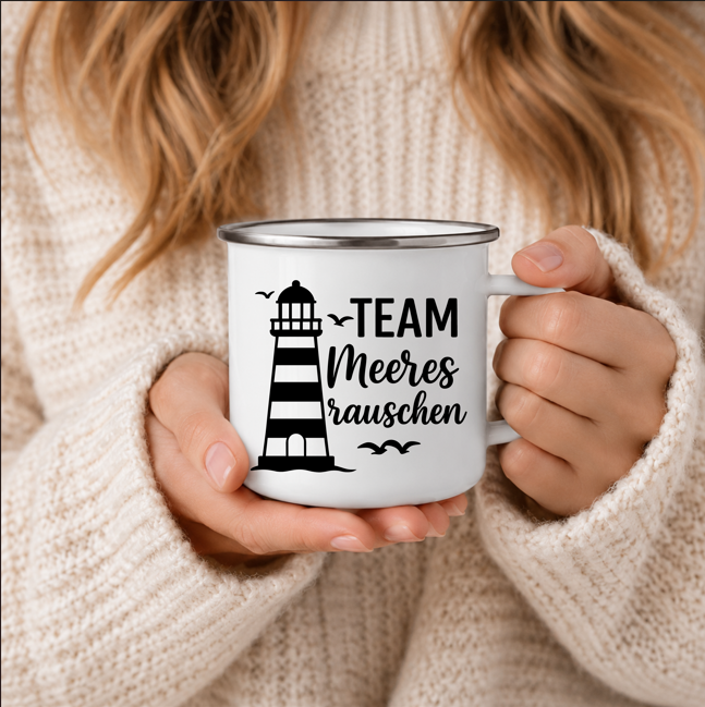 Team Meeresrauschen | Leuchtturm Tasse Maritime Geschenkidee | Nordsee Ostsee Becher | Camping Emaille Tasse 350 ml