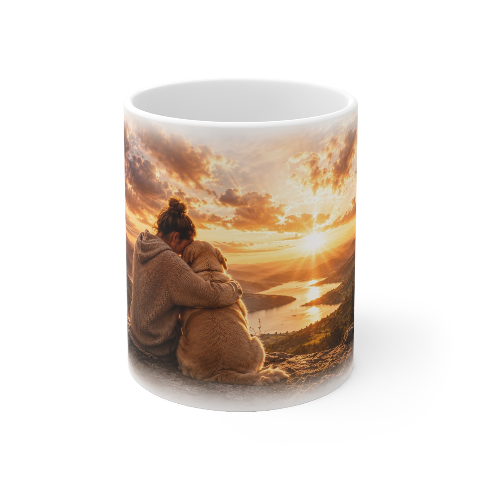 Tasse mit Frau, die ihren Hund liebevoll umarmt, vor goldenem Sonnenuntergang am Bergsee