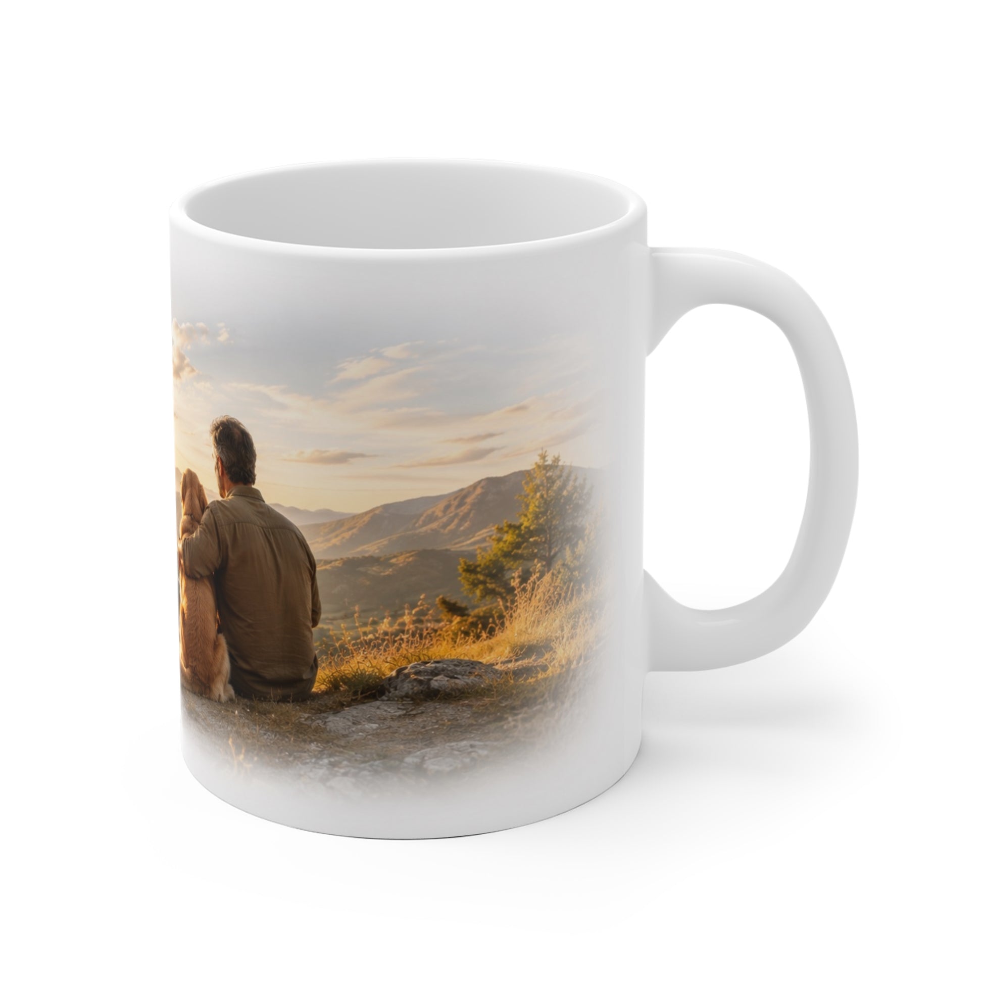 Tasse mit Mensch und Hund von hinten vor einer friedlichen Berglandschaft im Abendlicht